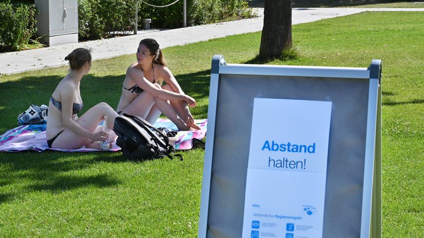 Auf den Liegewiesen herrscht Abstandspflicht