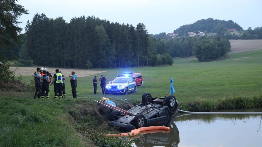 Dacia liegt auf dem Dach in Weiher: 72-Jähriger stirbt