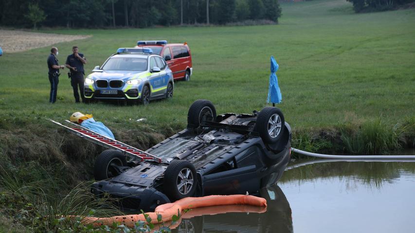 Dacia liegt auf dem Dach in Weiher: 72-Jähriger stirbt