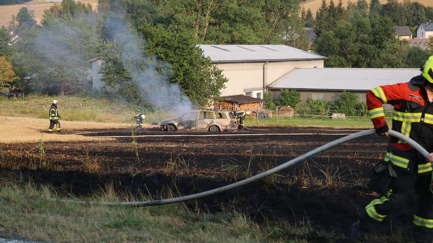 Auto löst Feldbrand aus: Feuerwehr im Landkreis Hof kämpft gegen die Trockenheit