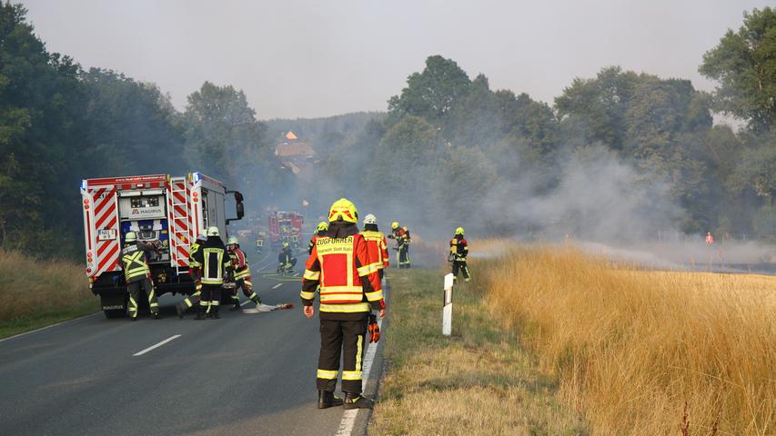 Auto löst Feldbrand aus: Feuerwehr im Landkreis Hof kämpft gegen die Trockenheit