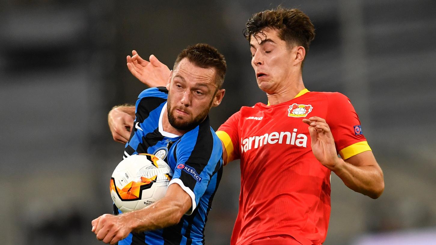 Hand drauf! Mailand kegelte Kai Havertz' Leverkusener aus dem Europapokal. Hand drauf! Mailand kegelte Kai Havertz' Leverkusener aus dem Europapokal.