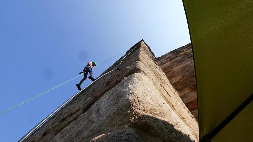 Im August ermöglichte der Alpenverein einen Adrenalinkick auf Burg Abenberg: Abseilen über 36 Meter. Die Infos dazu haben wir hier!