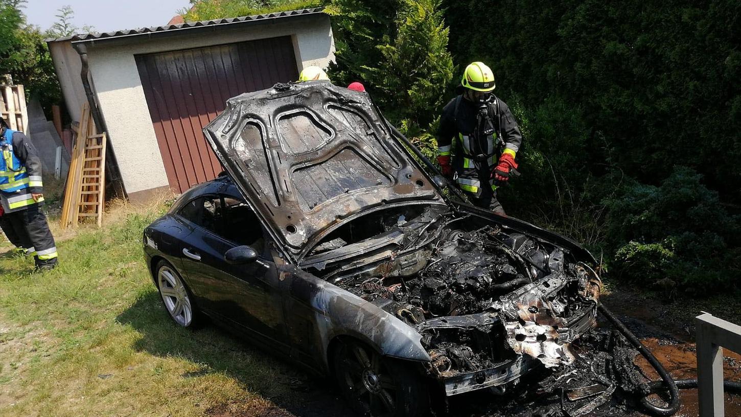 Das Auto ist vollständig ausgebrannt. Allerdings war zum Brand-Zeitpunkt niemand zu Hause. Das Auto ist vollständig ausgebrannt. Allerdings war zum Brand-Zeitpunkt niemand zu Hause.