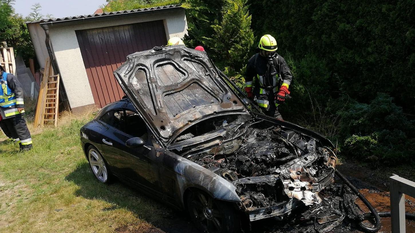 Das Auto ist vollständig ausgebrannt. Allerdings war zum Brand-Zeitpunkt niemand zu Hause. 