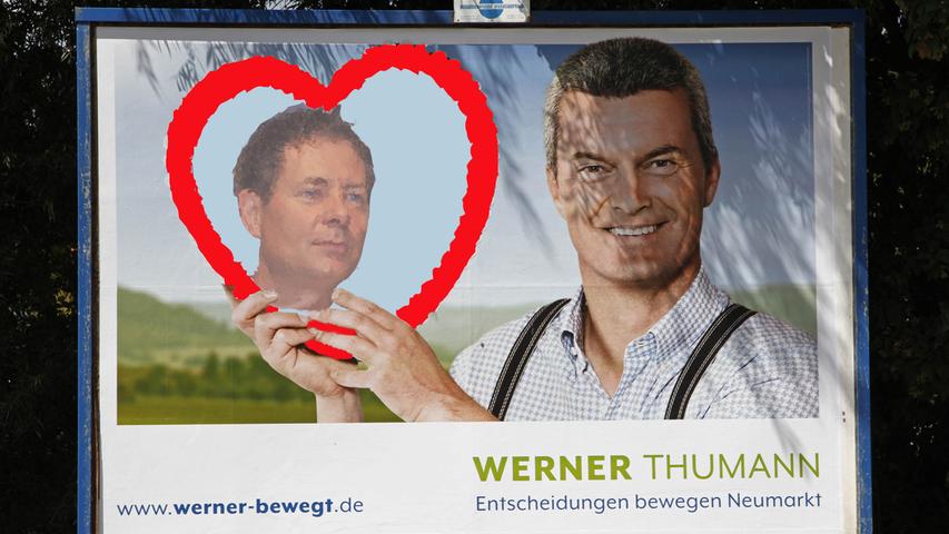Spieglein, Spieglein: OB-Kandidat Werner Thumann warb auf einer Plakatwand für sich, doch der Thomas schmuggelte sich irgendwie mit drauf.