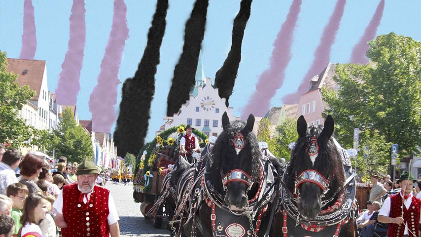 Rot-schwarze Chemtrails: Eine Flotte Militärjets donnert über den Volksfestzug und sprüht die Neumarkter Farben an den Himmel. 