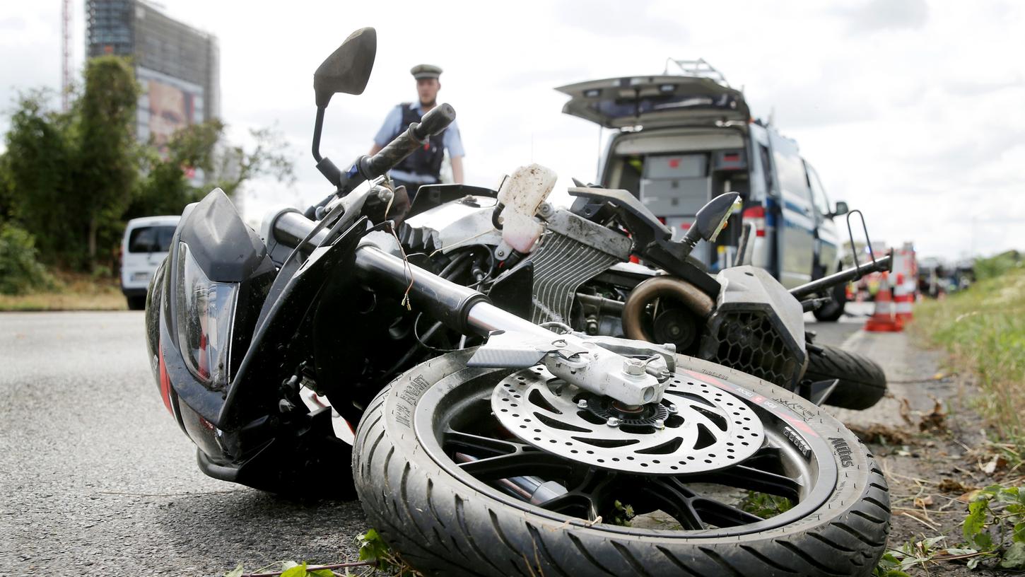 Eine verhängnisvolle Kombination: Ein 45-Jähriger hatte getrunken und war trotzdem auf seine Honda gestiegen. Er krachte gegen ein Verkehrszeichen und stürzte.