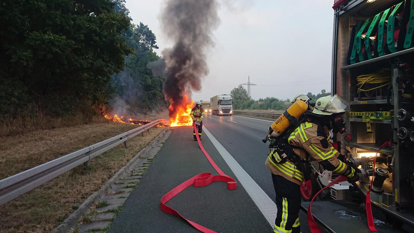 Auto brennt auf der A73 bei Forchheim