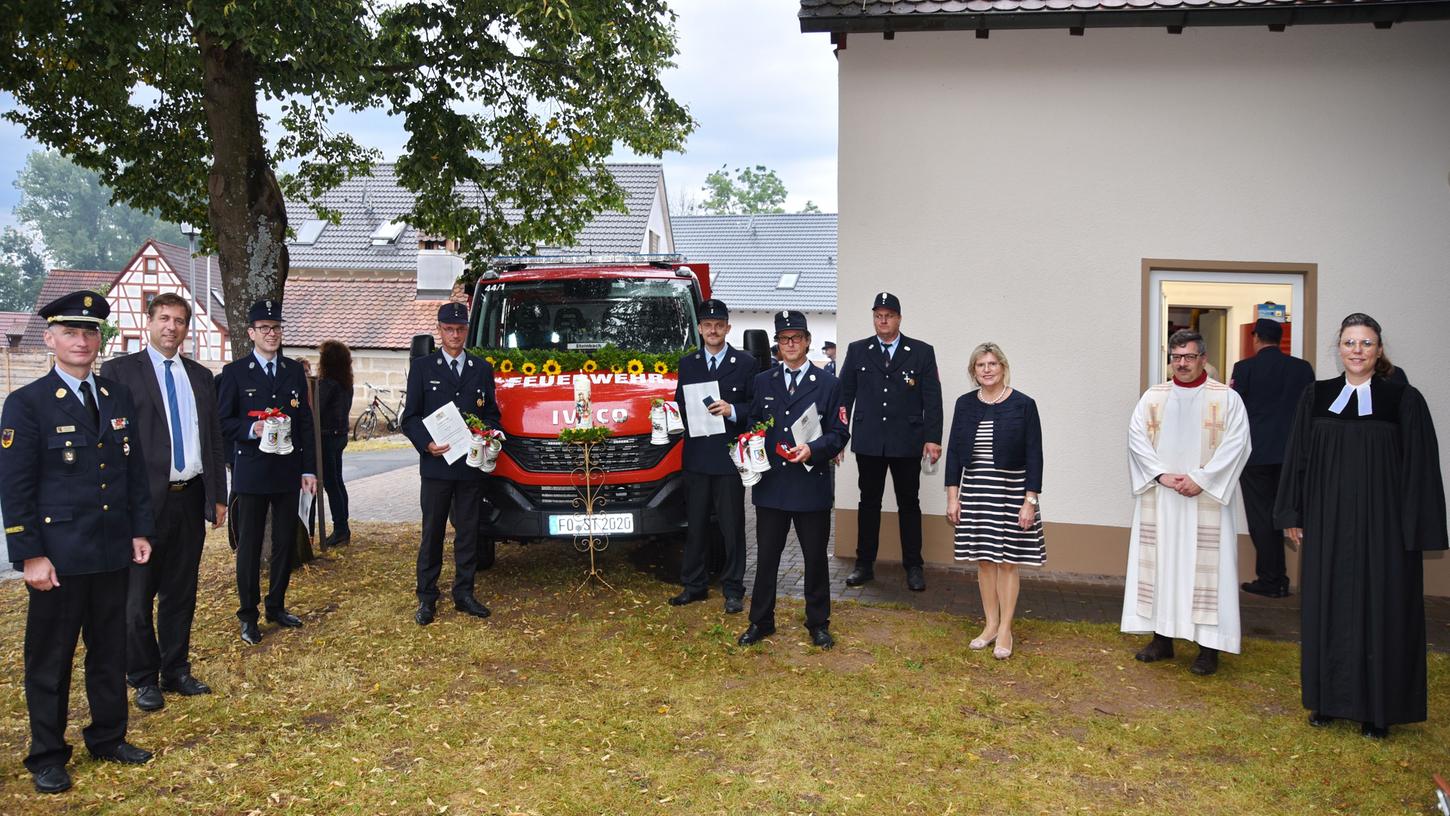 Das neue Auto sowie die Geehrten mit Kreisbrandrat Oliver Flake, Landrat Hermann Ulm, Bürgermeisterin Gertrud Werner sowie die kirchlichen Vertreter Pfarrerin Sabrina Kielon und Joachim Cibura. Das neue Auto sowie die Geehrten mit Kreisbrandrat Oliver Flake, Landrat Hermann Ulm, Bürgermeisterin Gertrud Werner sowie die kirchlichen Vertreter Pfarrerin Sabrina Kielon und Joachim Cibura.