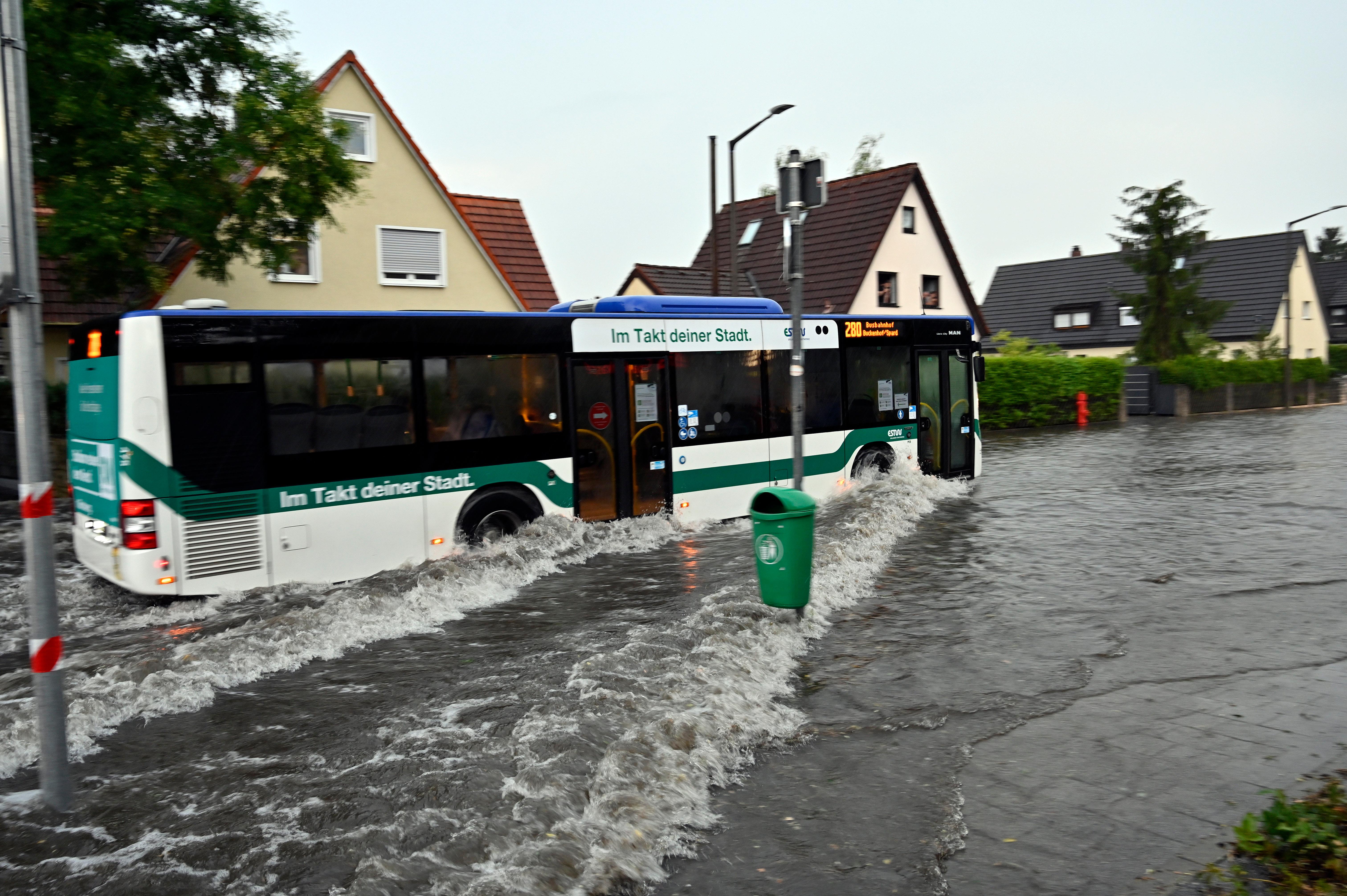 Am Dienstag zogen heftige Unwetter durch Franken und die Region und sorgten für geflutete Straßen. Autofahrer konnten...