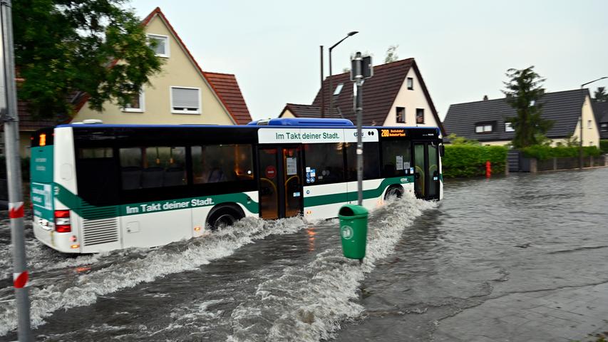 Am Dienstag zogen heftige Unwetter durch Franken und die Region und sorgten für geflutete Straßen. Autofahrer konnten...
