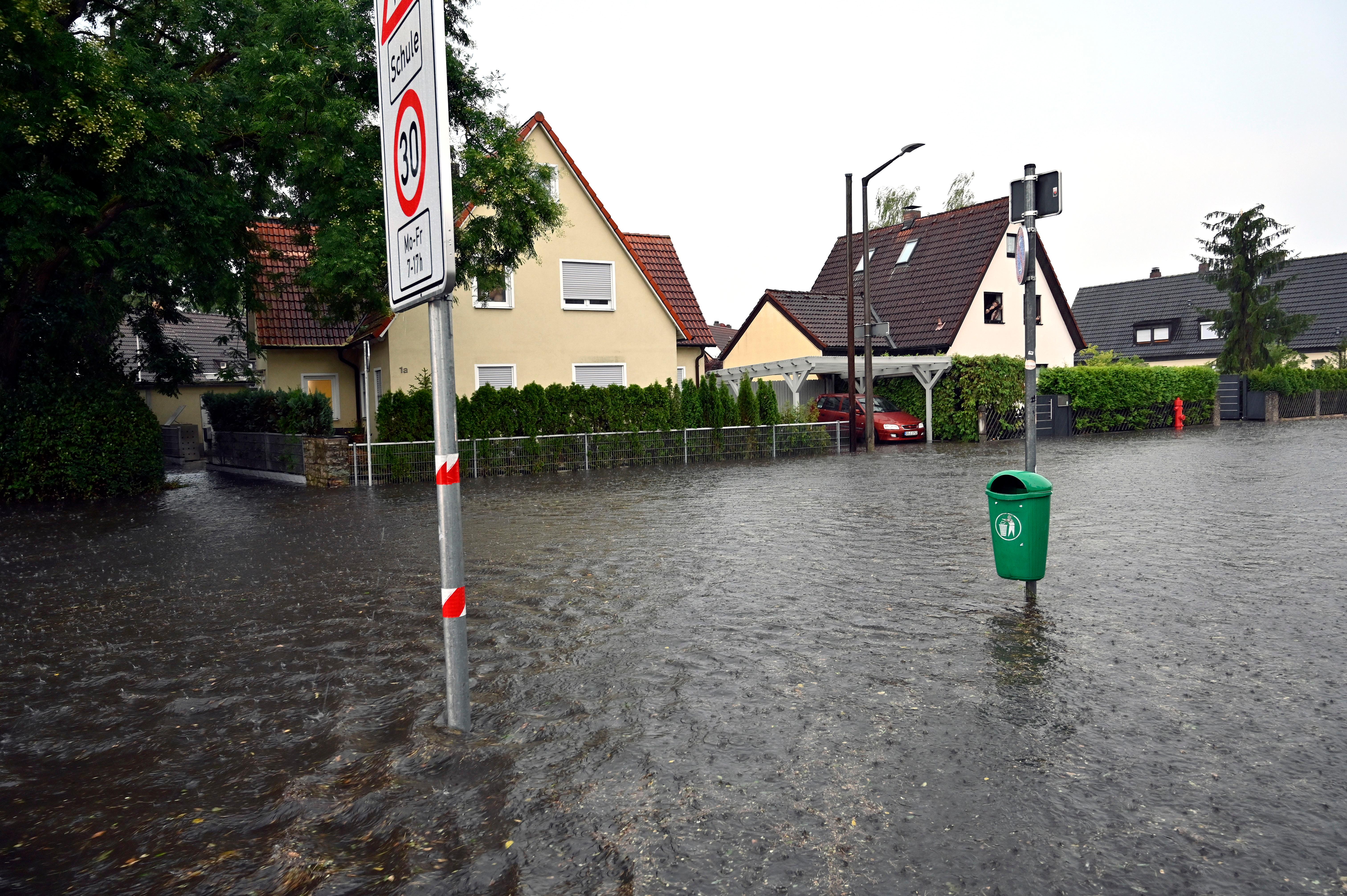... die Wege buchstäblich geflutet wurden. Für die Feuerwehren der Region hieß das...