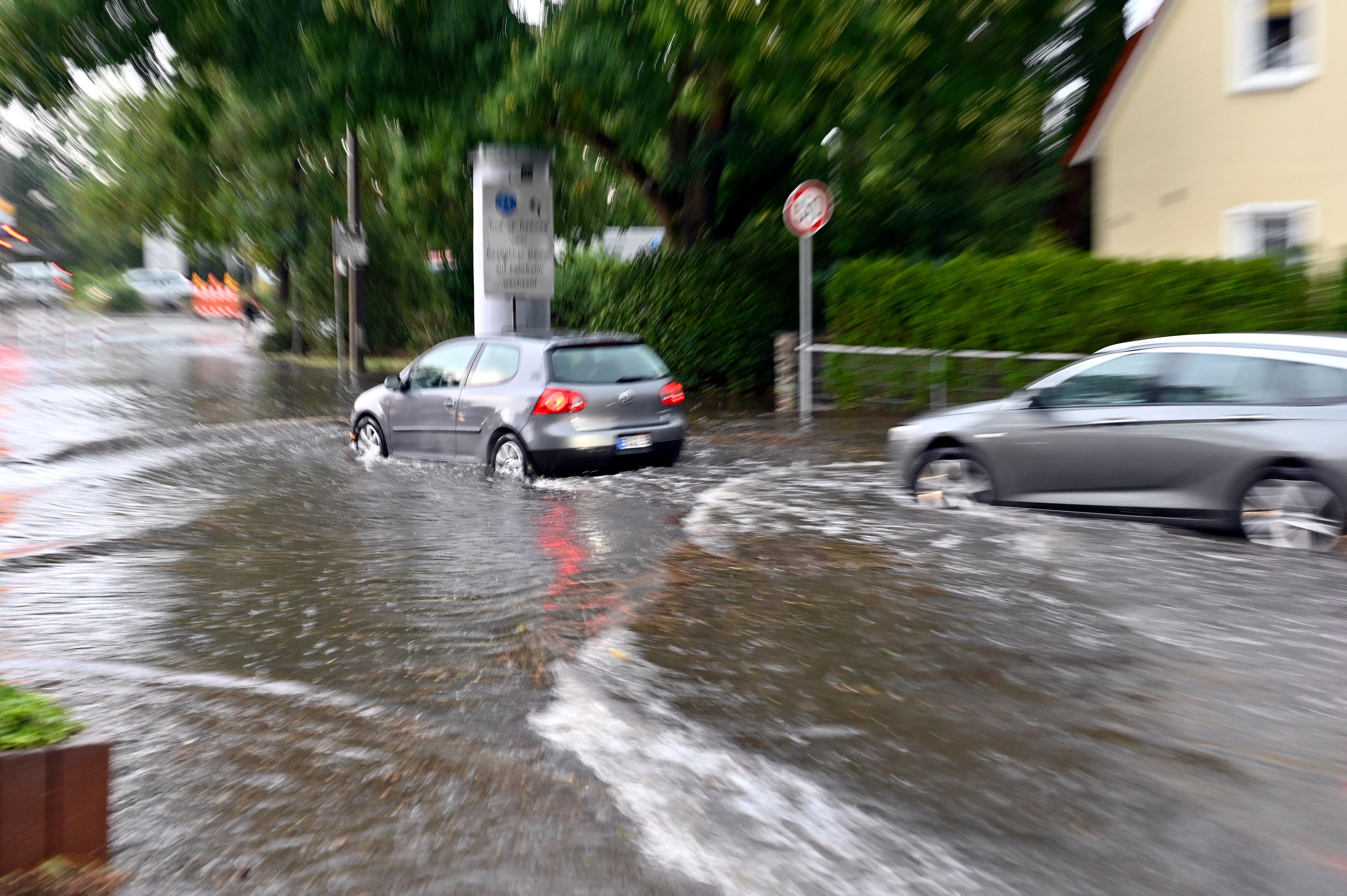 ... Einsätze ohne Ende. Die Rettungskräfte hatten am Abend alle Hände voll zu tun. Auch in den Wäldern... 