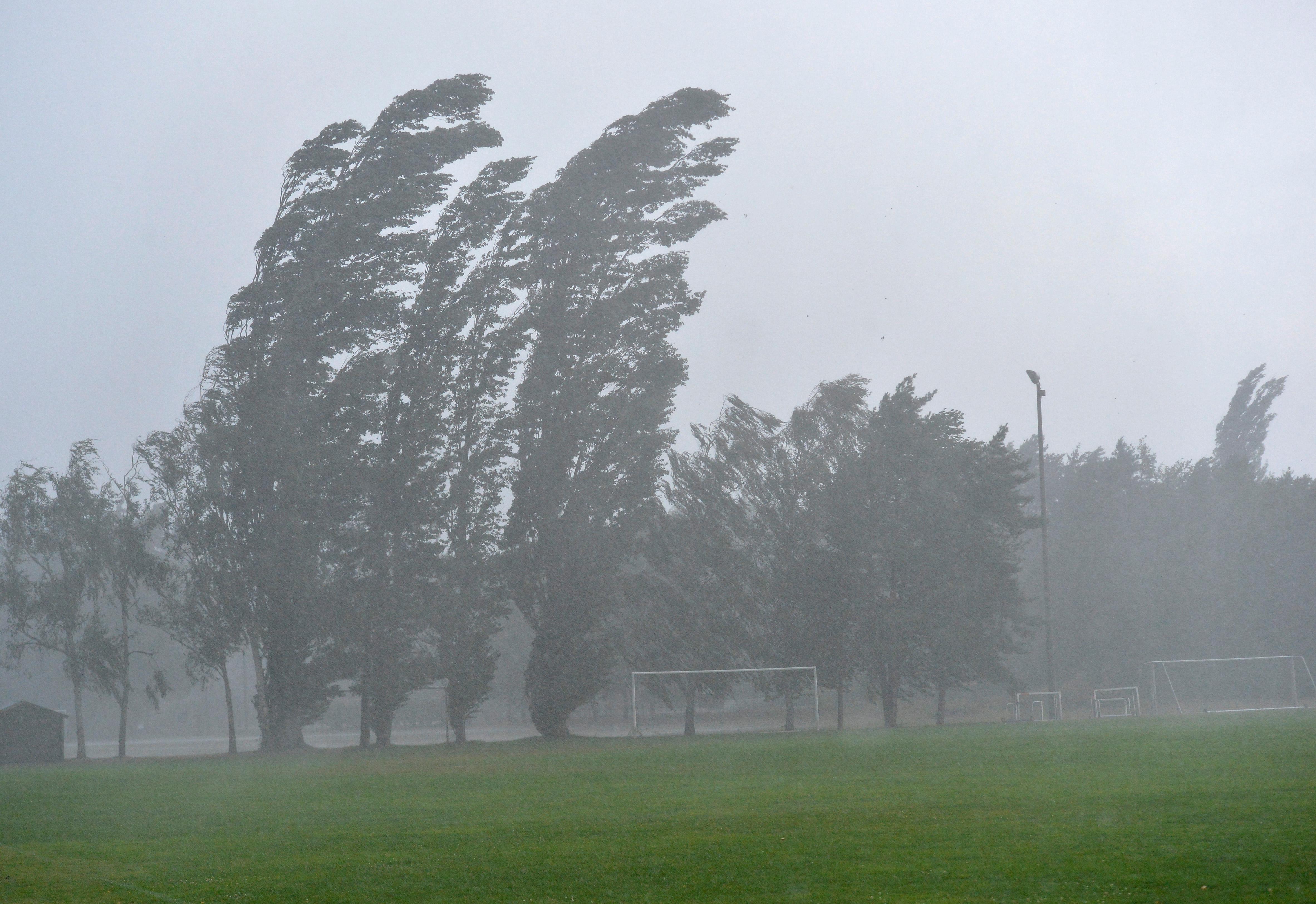 ... von den teilweise heftigen Stürmen stark beschädigt. Vor allem im Feierabendverkehr kam es...