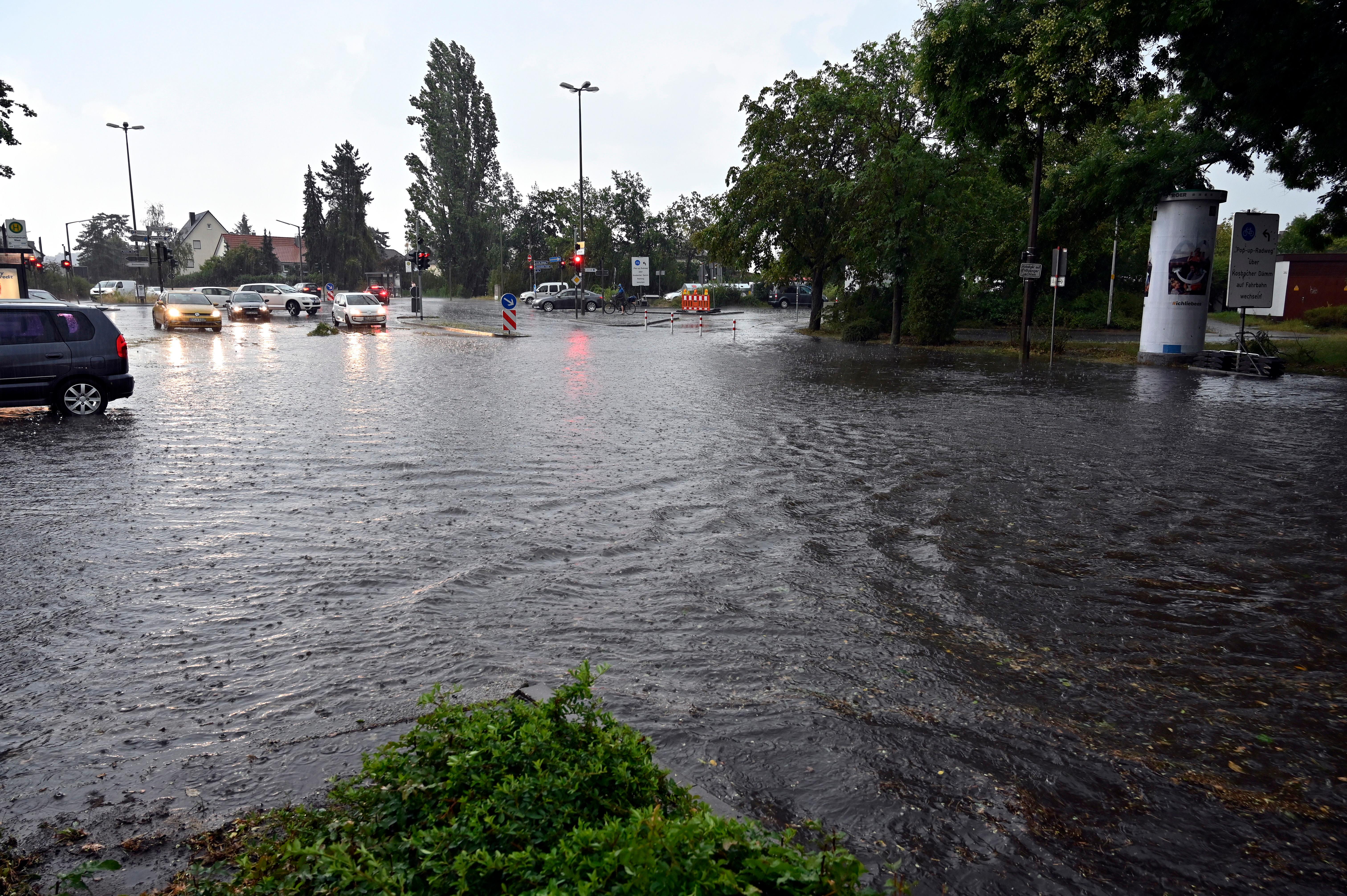 ... zu zahlreichen Verzögerungen. Bei diesen Regenmassen konnte man...