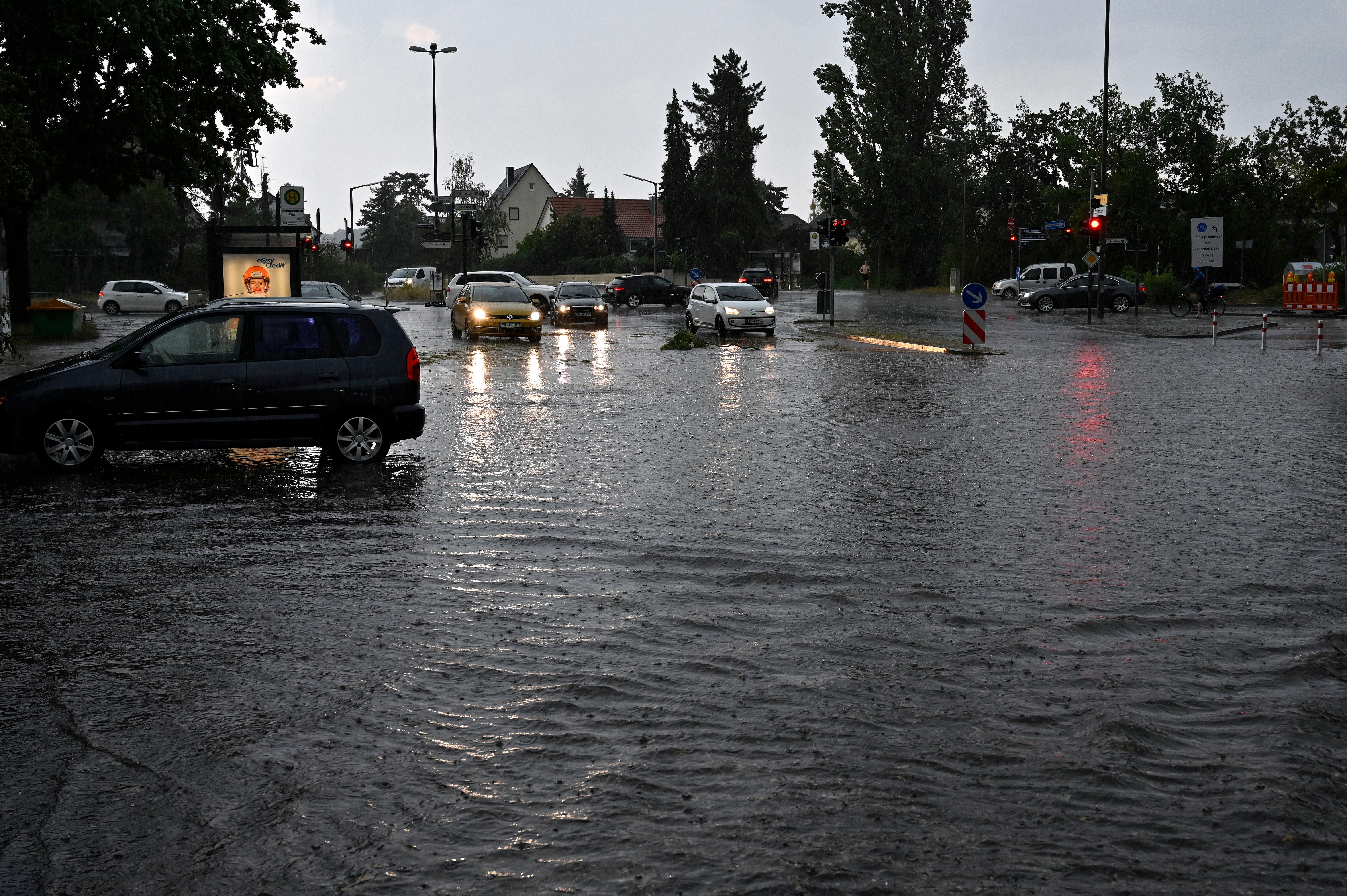 ... Wasser, Wasser, Wasser! So weit das Auge reicht. An normales Autofahren war hier...