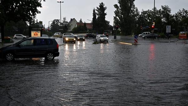 ... Wasser, Wasser, Wasser! So weit das Auge reicht. An normales Autofahren war hier...