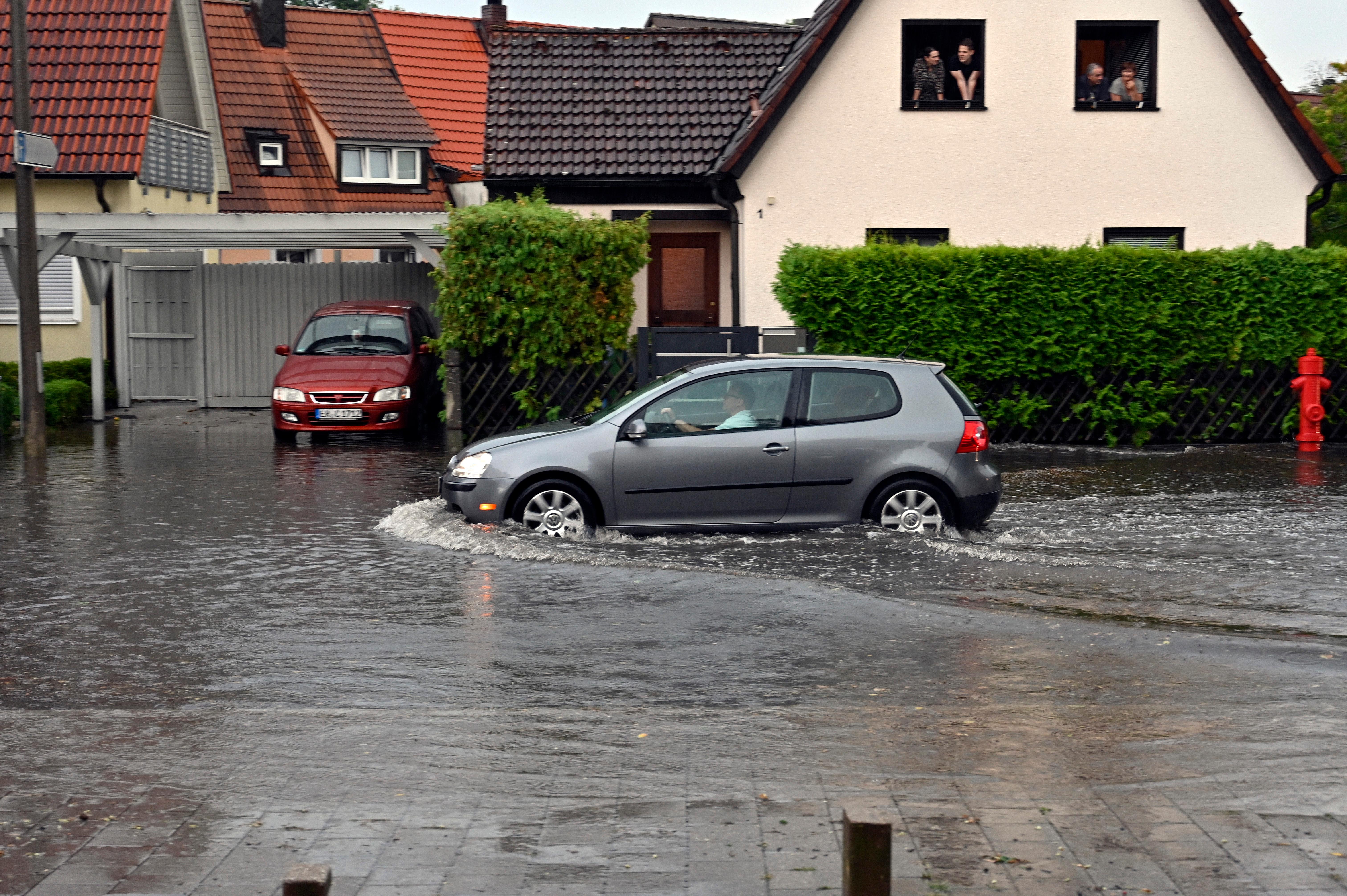 ... wirklich nicht mehr zu denken. Weil die Wassermengen einfach zu viel waren, liefen...