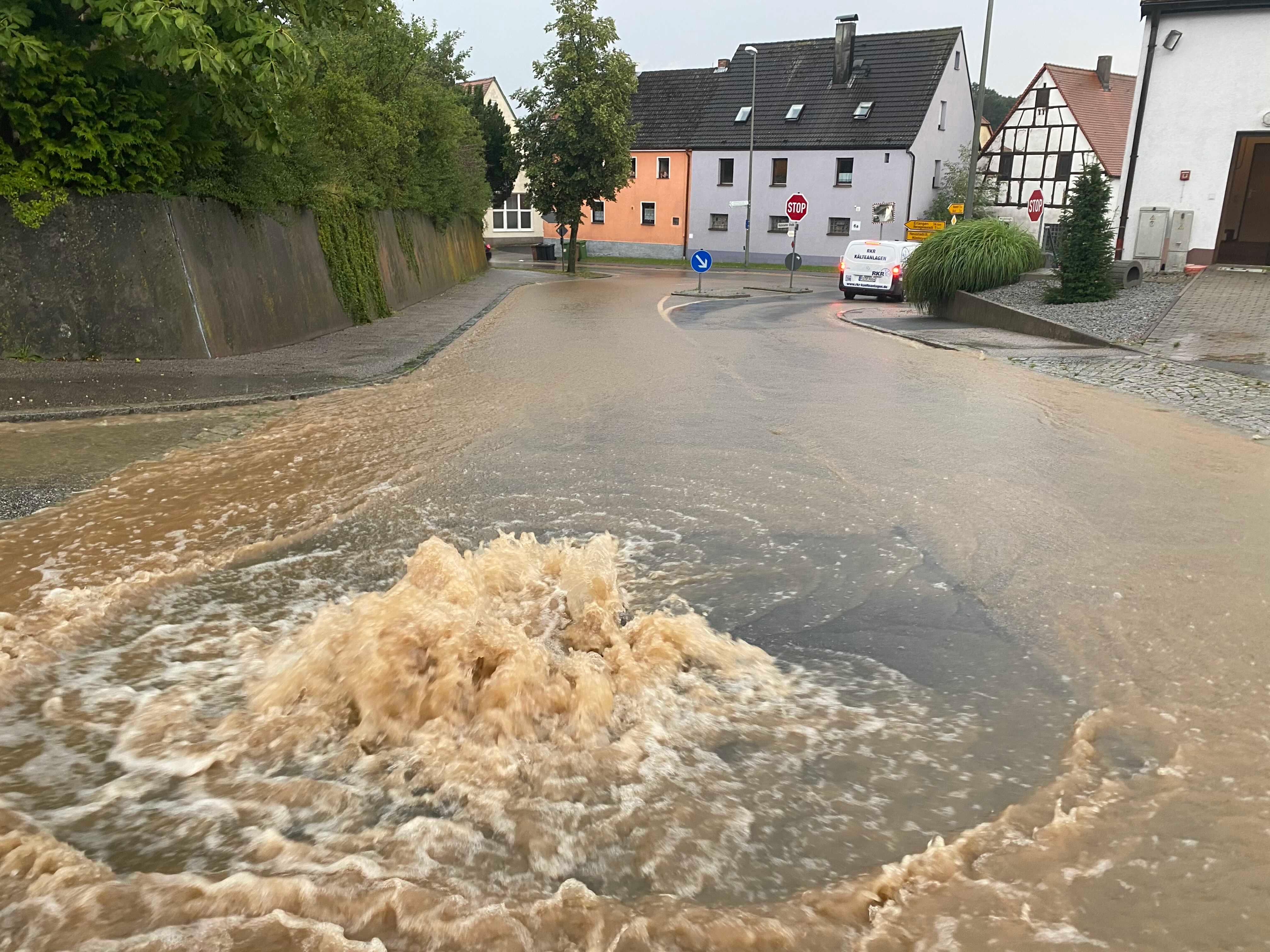 ... Gullydeckel teilweise einfach über. Mächtige Bäume waren am Ende...