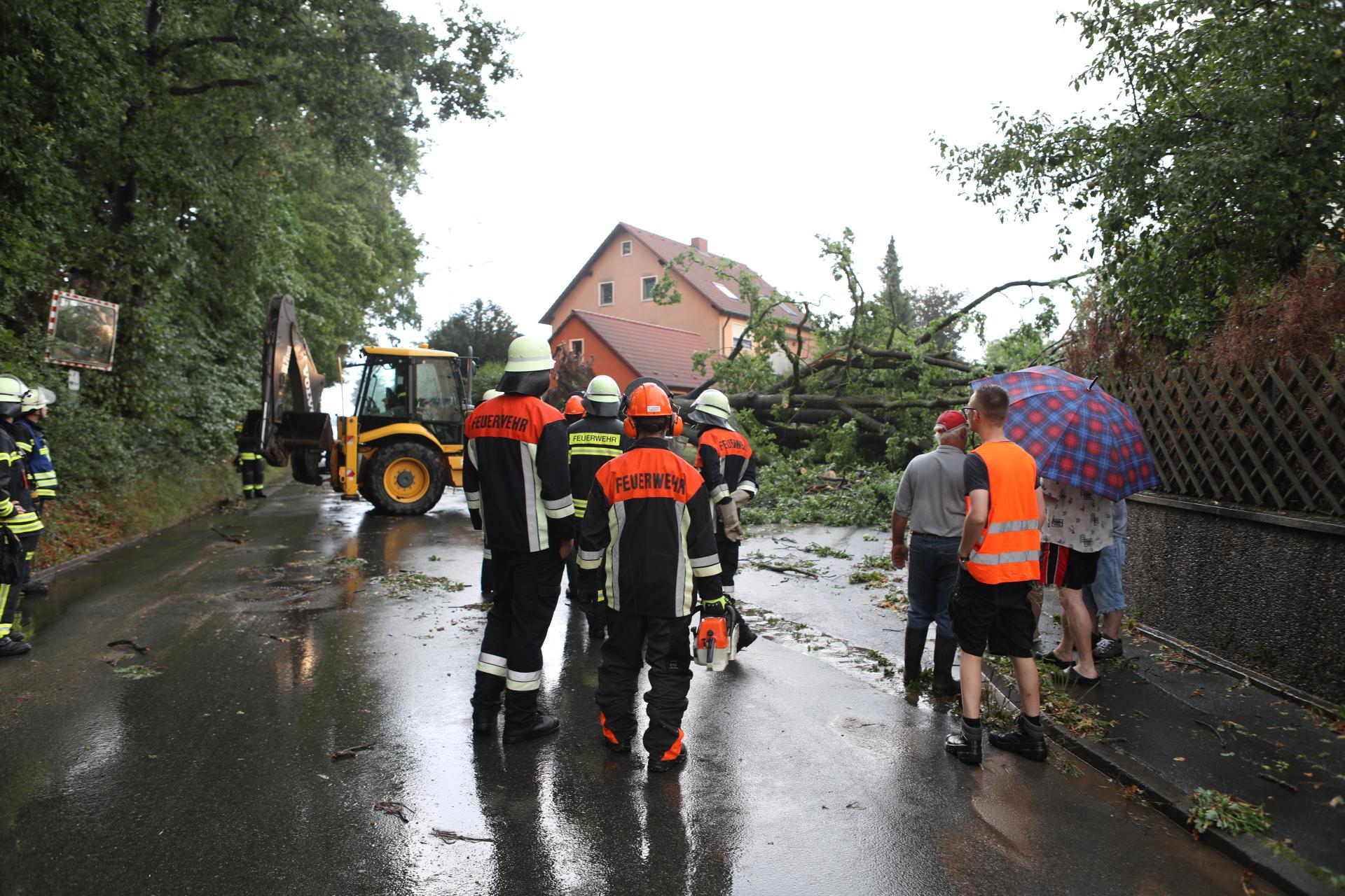 ... die Rettungskräfte große Arbeit leisten, um die Schäden in den Griff zu bekommen. Hier und da...