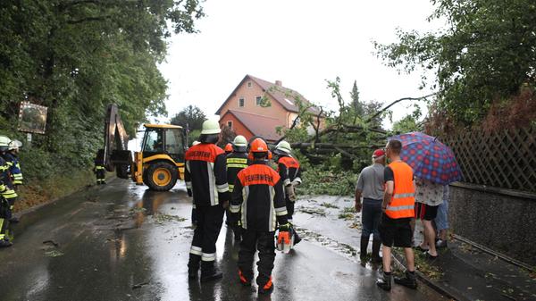 ... die Rettungskräfte große Arbeit leisten, um die Schäden in den Griff zu bekommen. Hier und da...