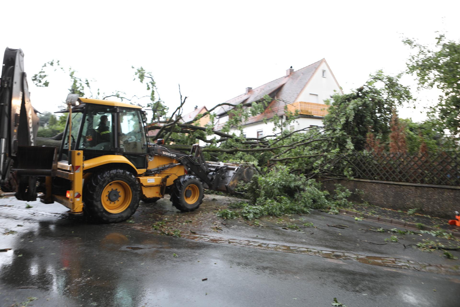 ... mussten größere Maschinen die Arbeiter bei den Aufräumarbeiten unterstützen, weil...