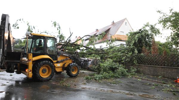 ... mussten größere Maschinen die Arbeiter bei den Aufräumarbeiten unterstützen, weil...