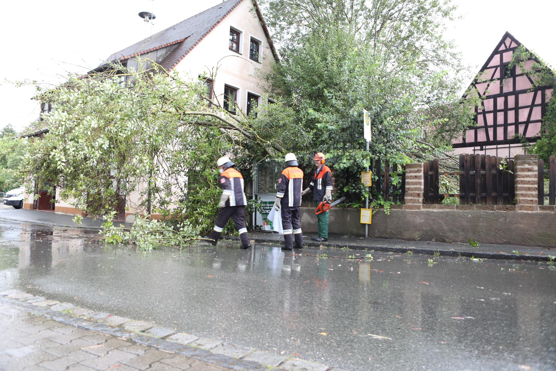 ... an allen Ecken und Enden Schäden zu beheben waren. Für die Feuerwehr dürfte es...