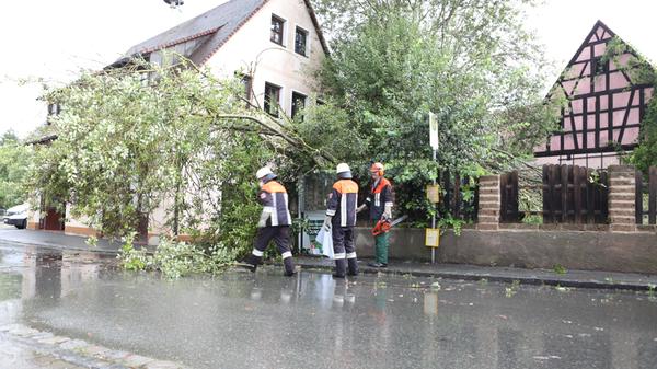 ... an allen Ecken und Enden Schäden zu beheben waren. Für die Feuerwehr dürfte es...