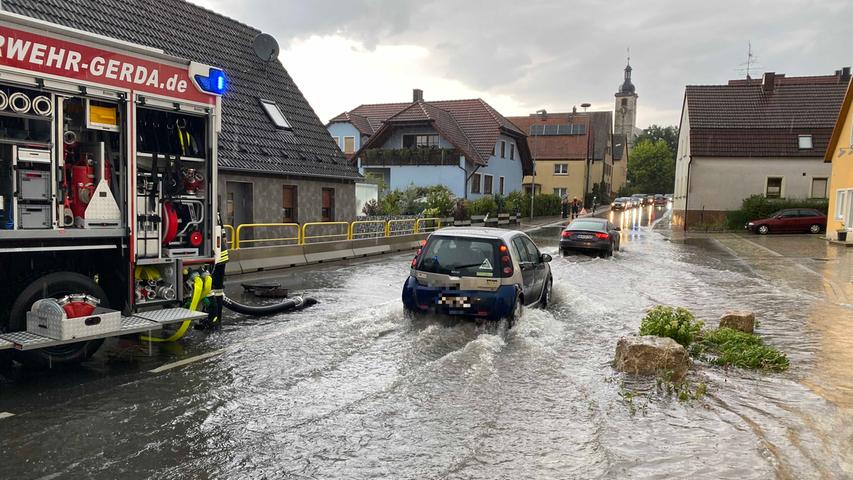 Geflutete Straßen und umgestürzte Bäume: Unwetter wüten in Franken