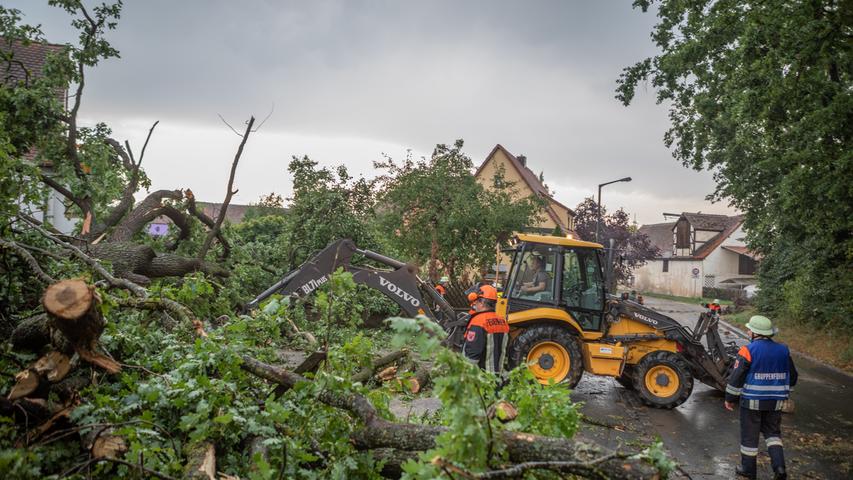 Geflutete Straßen und umgestürzte Bäume: Unwetter wüten in Franken