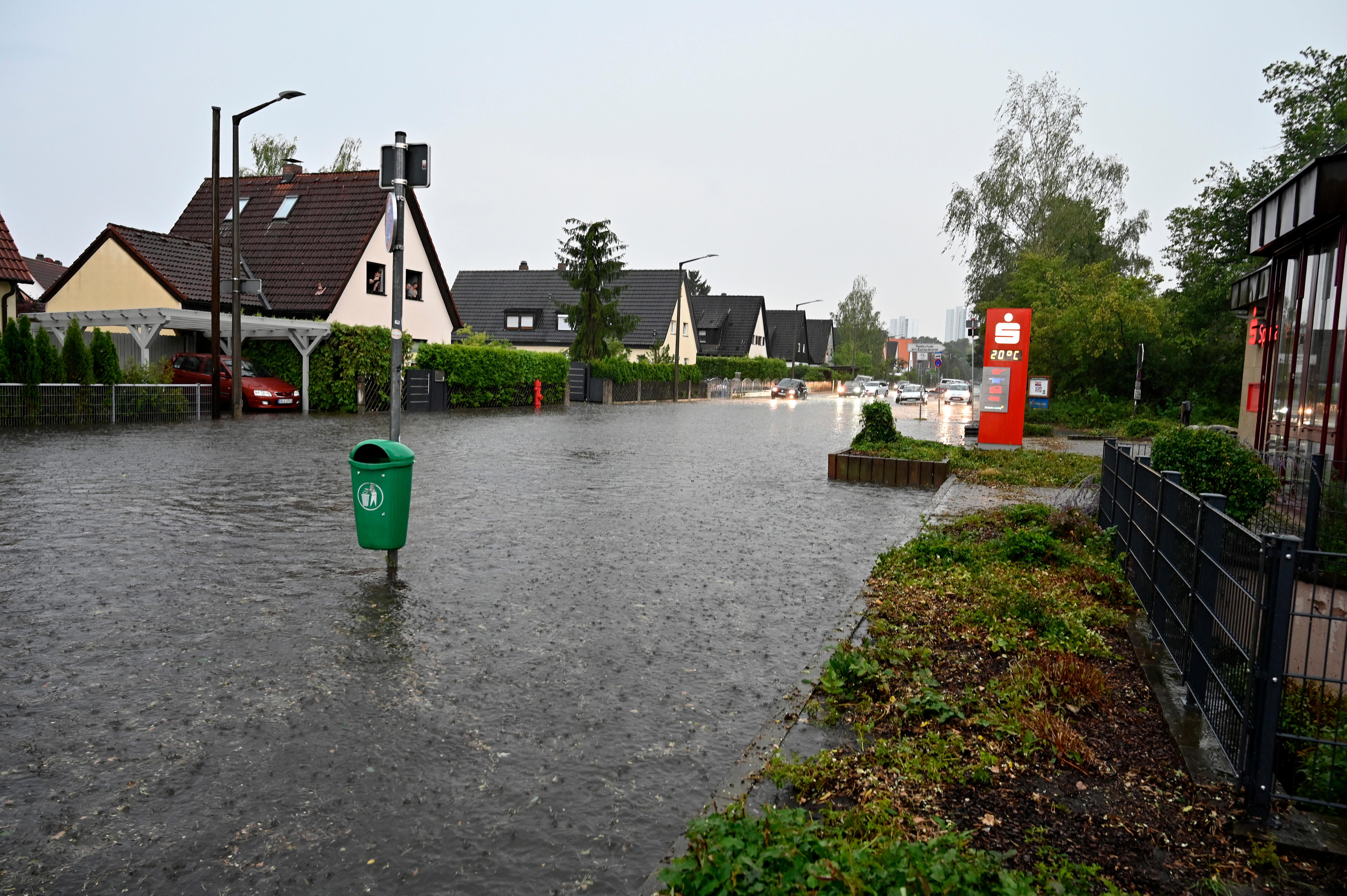 Schweres Unwetter In Erlangen: Feuerwehr Und THW Im Dauereinsatz