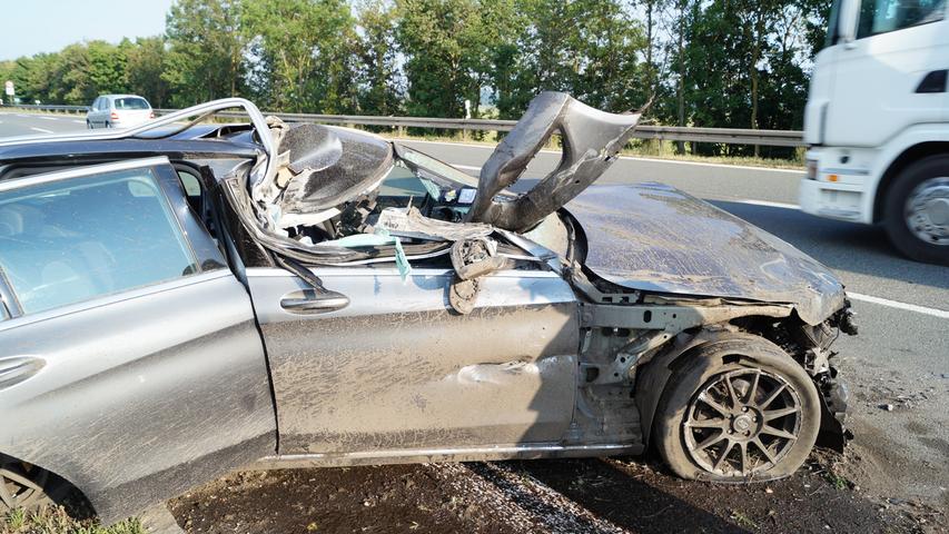 Mercedes gerät unter Lkw-Auflieger: Pkw wird zum Totalschaden