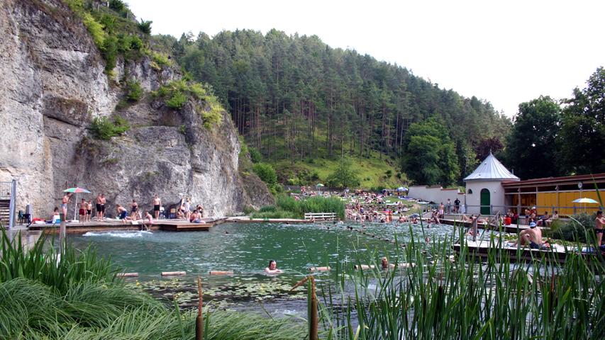 Das Felsenbad in Pottenstein: Biergenuss am Seerosenteich