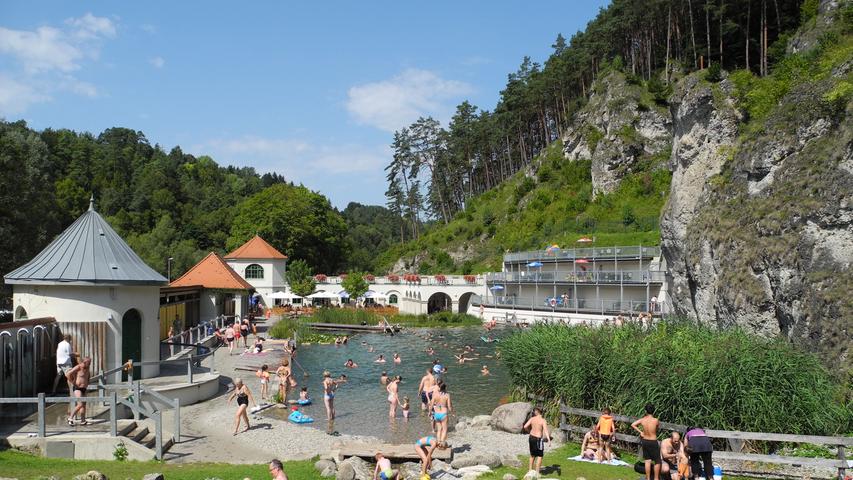 Das Felsenbad in Pottenstein: Biergenuss am Seerosenteich