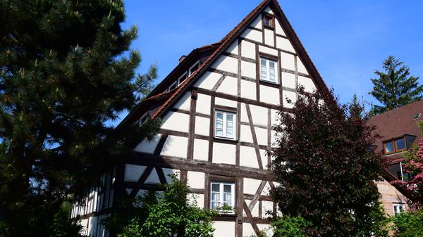 Jedem Haushalt in Mittelfranken stehen im Durchschnitt 94 Quadratmeter Wohnfläche zur Verfügung. Trotz gestiegener Immobilienpreise ist das mehr als je zuvor, wie eine Auswertung von Daten des Landesamts für Statistik durch die LBS Bayern ergibt. Die kleinsten Häuser und Wohnungen stehen demnach mit durchschnittlich 78 Quadratmetern in der Stadt Nürnberg.