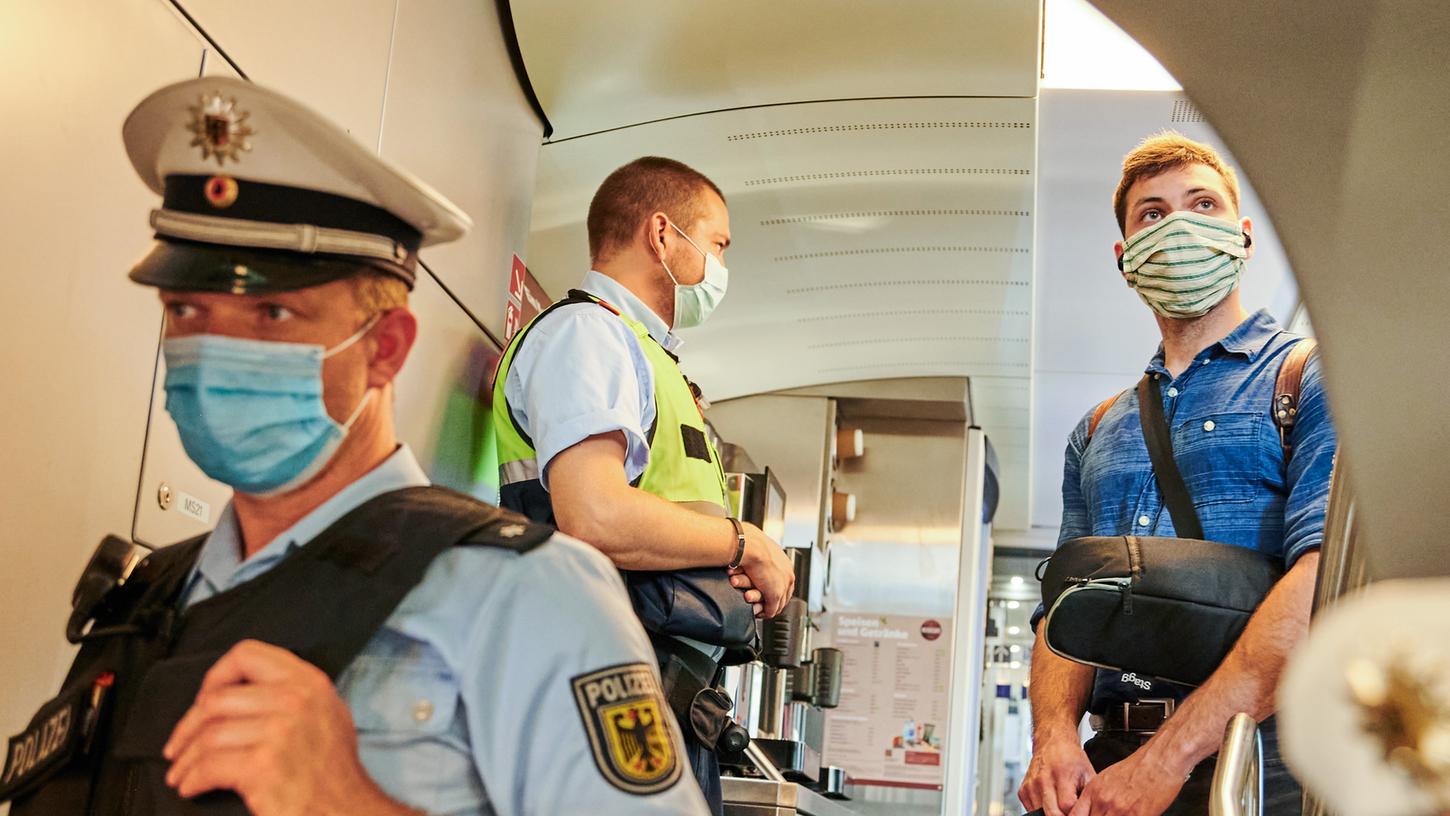 Die Bundespolizei zog am Dienstag in Rosenheim einen Mann aus dem Verkehr, der sich weigerte im Zug einen Mund-Nasen-Schutz zu tragen. Nachdem der Maskenverweigerer aggressiv wurde, mussten die Beamten ihn zu Boden bringen.