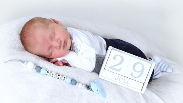 Der kleine Mert kam am 29. Juli zur Welt. Bei seiner Geburt wog er 3950 Gramm und war 56 Zentimeter groß.