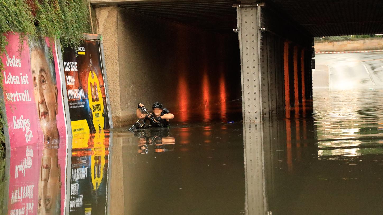 Eine Unterführung in Erlangen war so überschwemmt, dass das Wasser brusthoch reichte. Hier blieb auch ein Transporter hängen, dessen drei Insassen sich schwimmend ins Trockene retteten. 