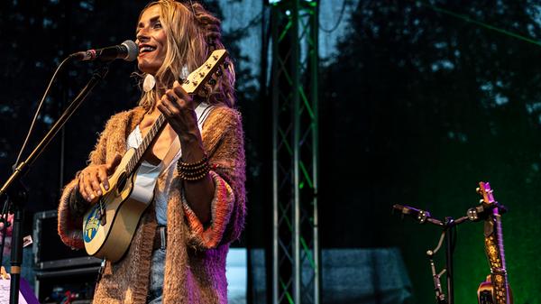 Auf der Kulturinsel Wöhrmühle eröffnete die Liedermacherin Sarah Lesch das Mini-Pop-Up-Open-Air.