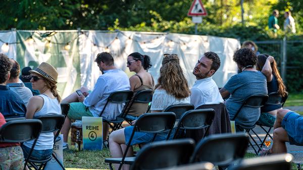 Auf der Kulturinsel Wöhrmühle eröffnete die Liedermacherin Sarah Lesch das Mini-Pop-Up-Open-Air.