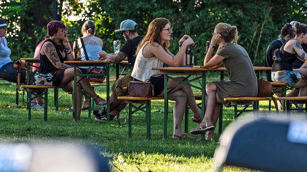 Auf der Kulturinsel Wöhrmühle eröffnete die Liedermacherin Sarah Lesch das Mini-Pop-Up-Open-Air.
