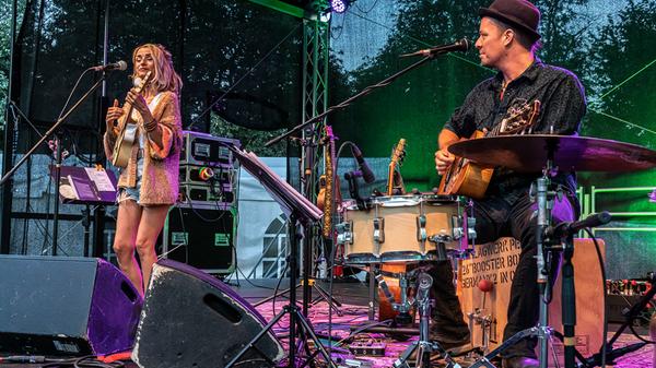 Auf der Kulturinsel Wöhrmühle eröffnete die Liedermacherin Sarah Lesch das Mini-Pop-Up-Open-Air.