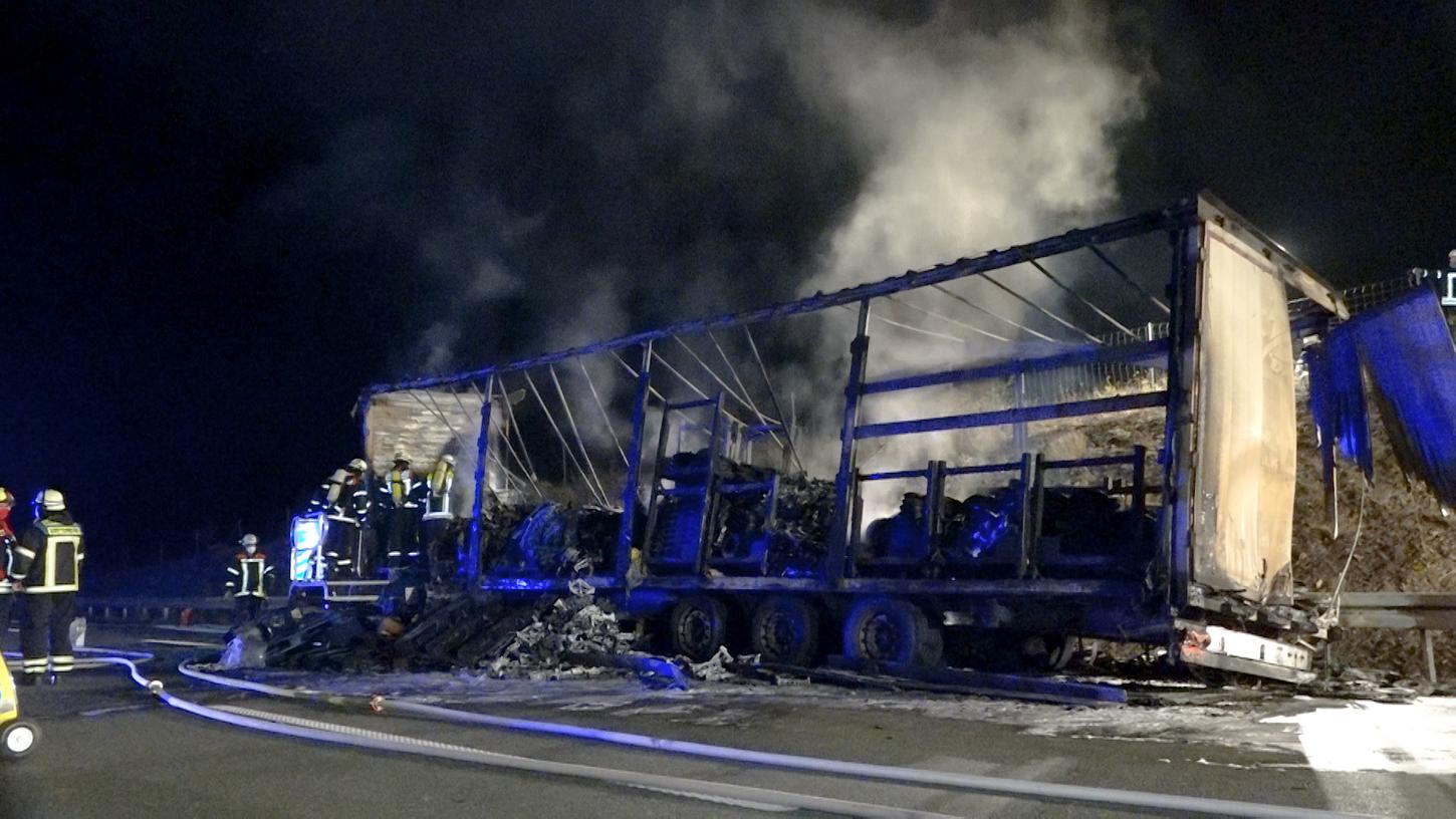 Der Auflieger des Lastwagens brannte in der Nacht zum Donnerstag komplett aus. Der Fahrer konnte sich rechtzeitig in Sicherheit bringen. 