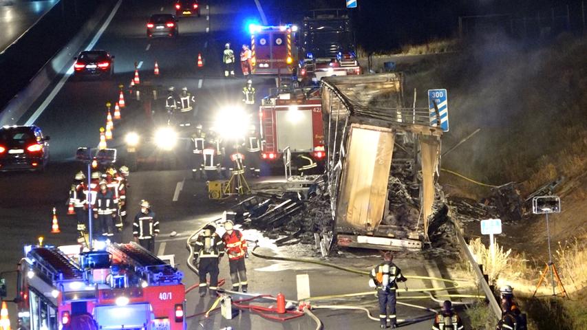 Lastwagenanhänger brennt vollständig aus: A3 über Stunden gesperrt