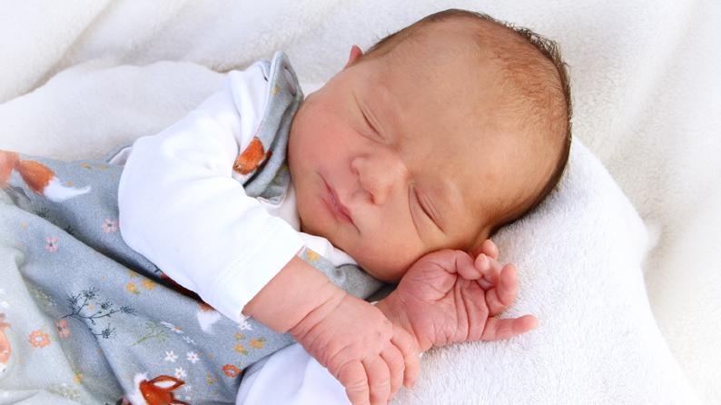 Der kleine Oliver erblickte am 10. August das Licht der Welt. Bei der Geburt im St. Theresien-Krankenhaus war der junge Mann 54 Zentimeter groß und 3450 Gramm schwer.