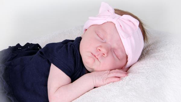 Willkommen auf der Welt, kleine Lena! Lena wurde am 17. Juli geboren und war dabei 54 Zentimeter groß. Sie wog 3430 Gramm und kam im St. Theresien-Krankenhaus zur Welt.