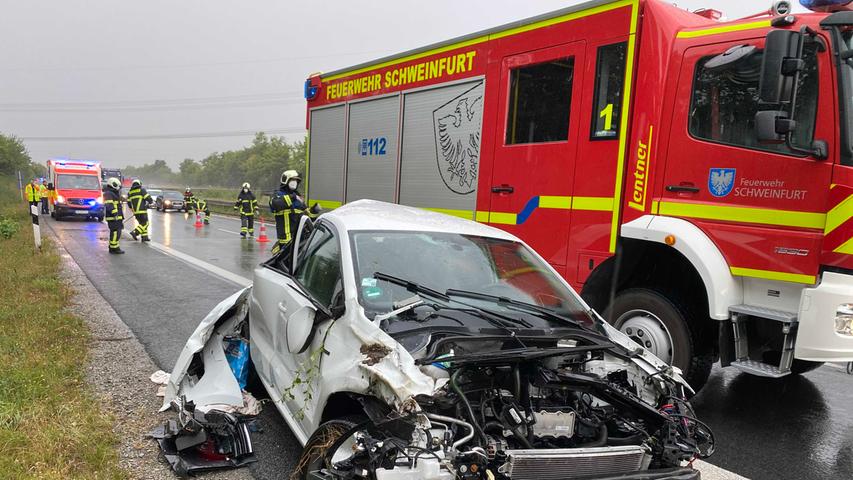 Unfall bei Starkregen: Junge Frau verliert Kontrolle über Auto und verletzt sich schwer