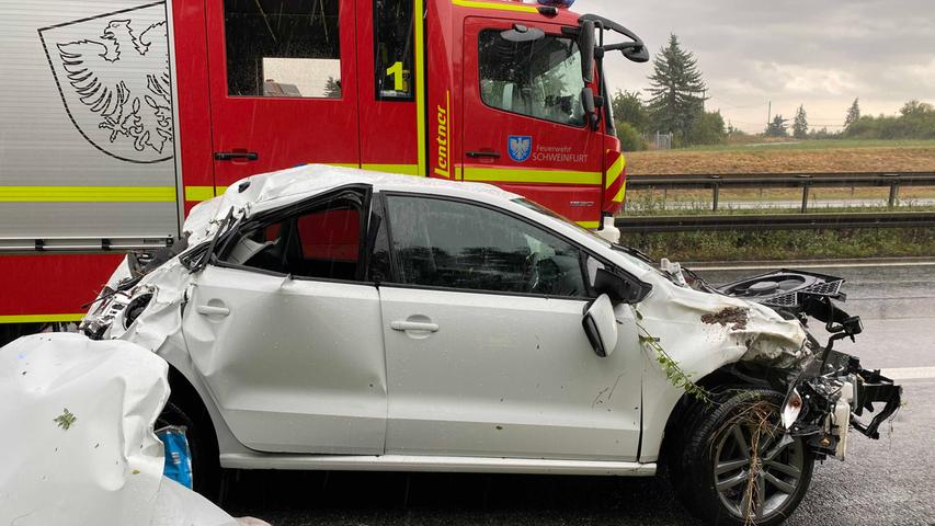Unfall bei Starkregen: Junge Frau verliert Kontrolle über Auto und verletzt sich schwer